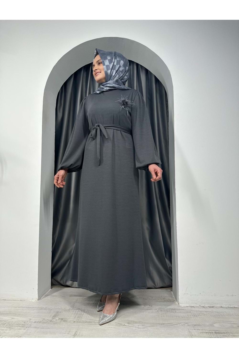 Burgu Kumaş Çiçek Aksesuarlı Elbise 1652 - azra fashion - Füme - 54-56 - AZRA05305-44167